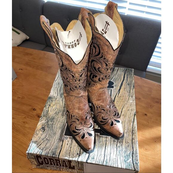 Corral Shoes - Corral Tan Western Boot Snip Toe Women's Size 8M Inlay Pattern